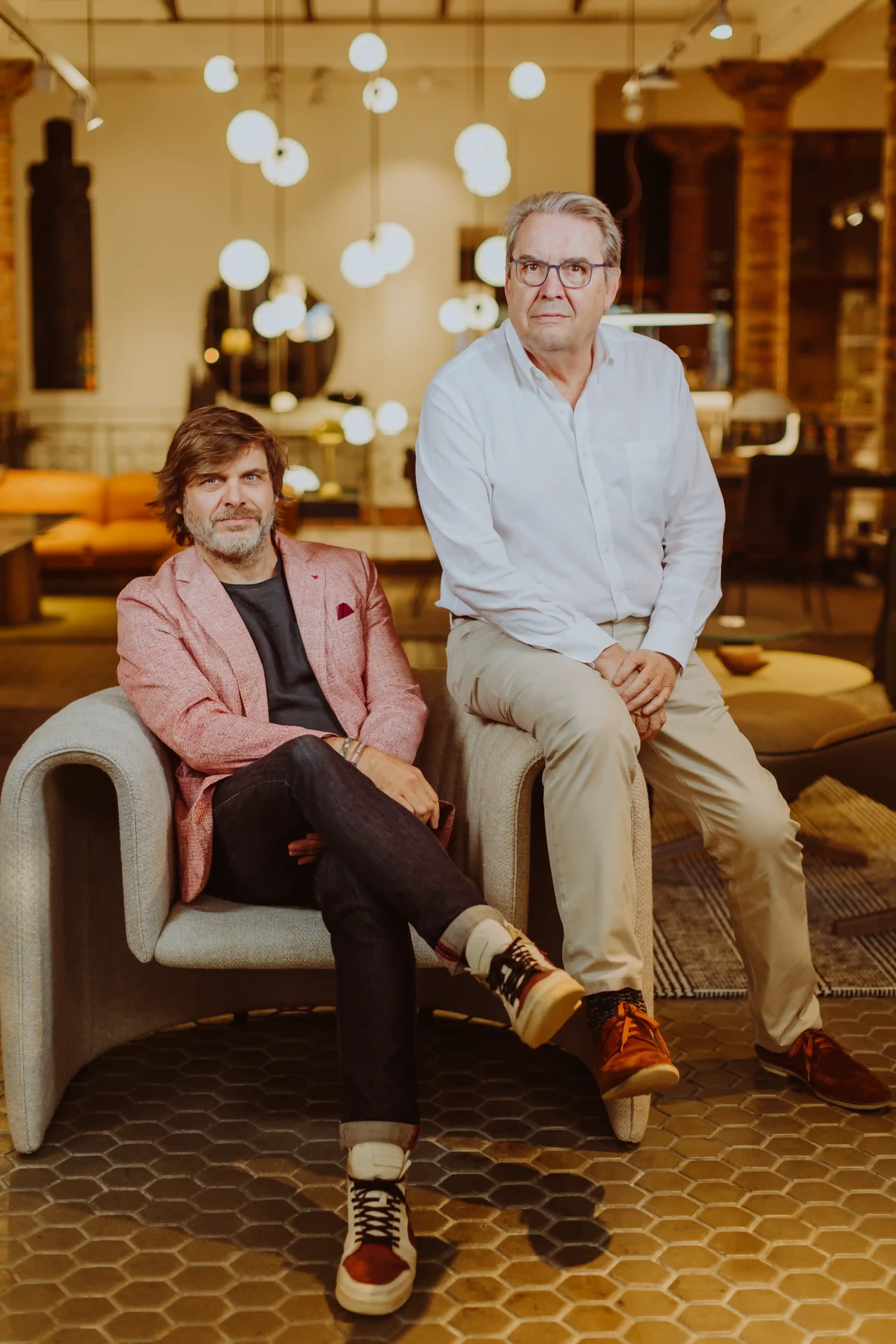 Retrato de equipo en Barcelona: fotografía corporativa para LinkedIn en entorno de trabajo