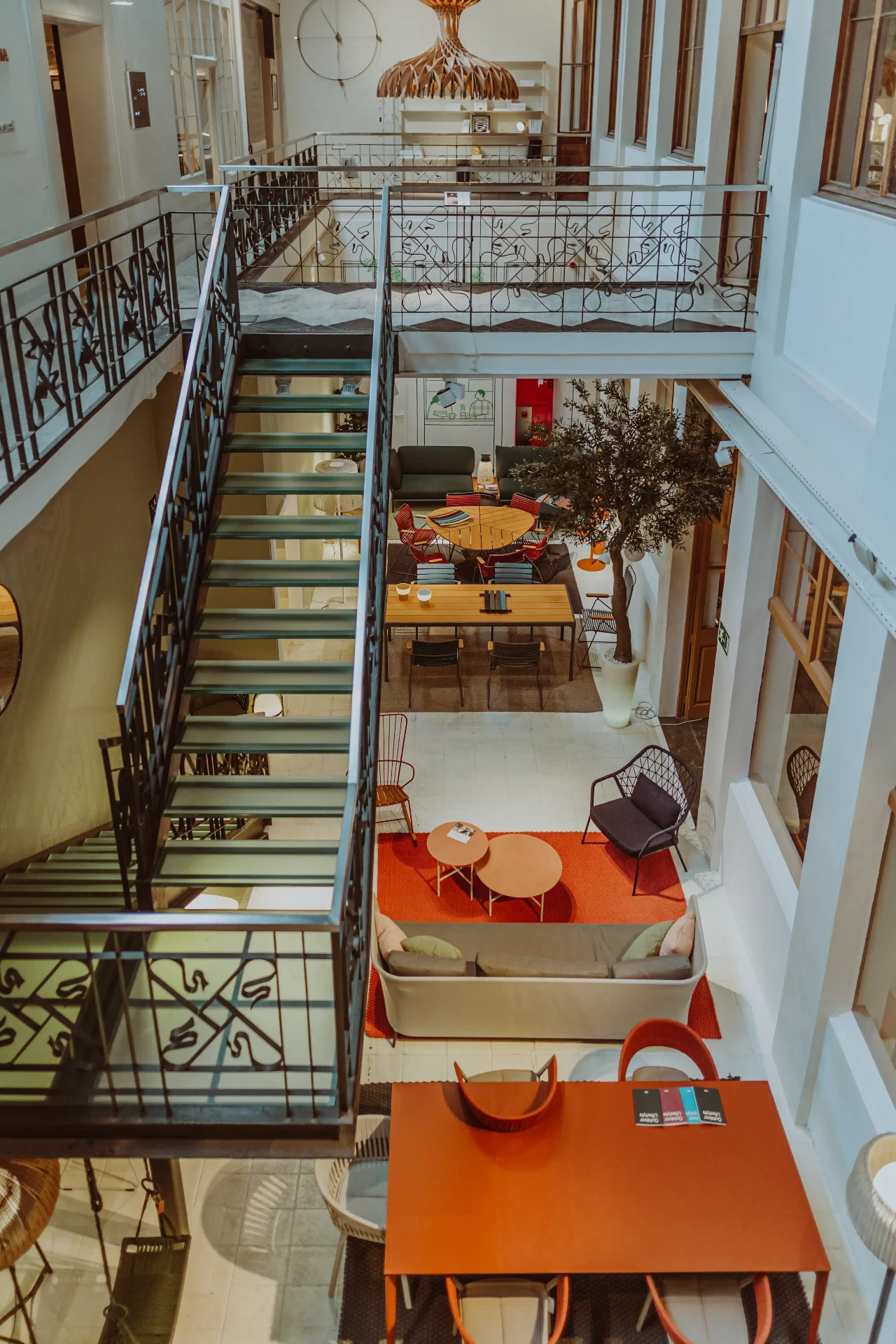 Reportaje de ambiente de trabajo en Barcelona: fotografía corporativa de instalaciones de showroom de interiorismo