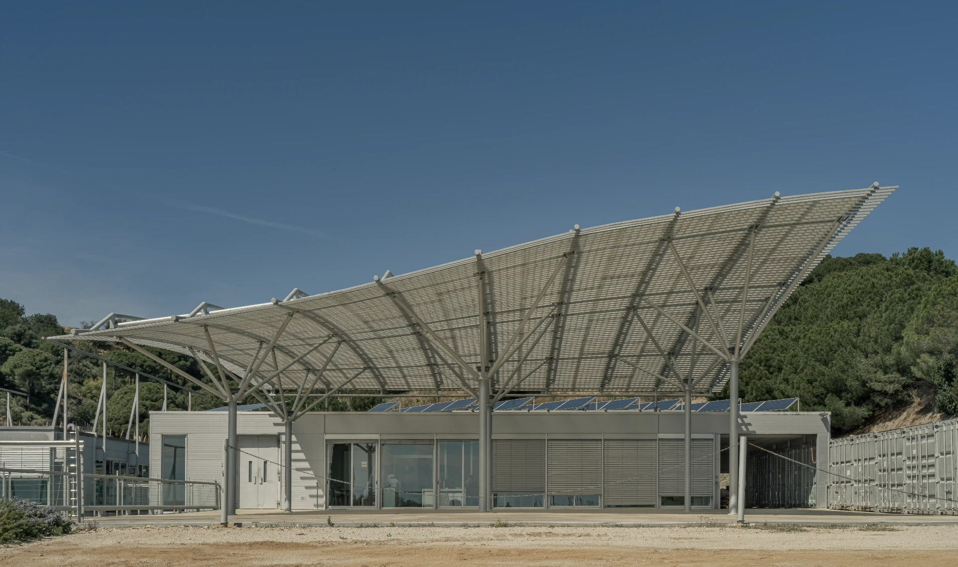 Fotografía corporativa de instalaciones de empresa en Barcelona: edificio industrial con cubierta arquitectónica