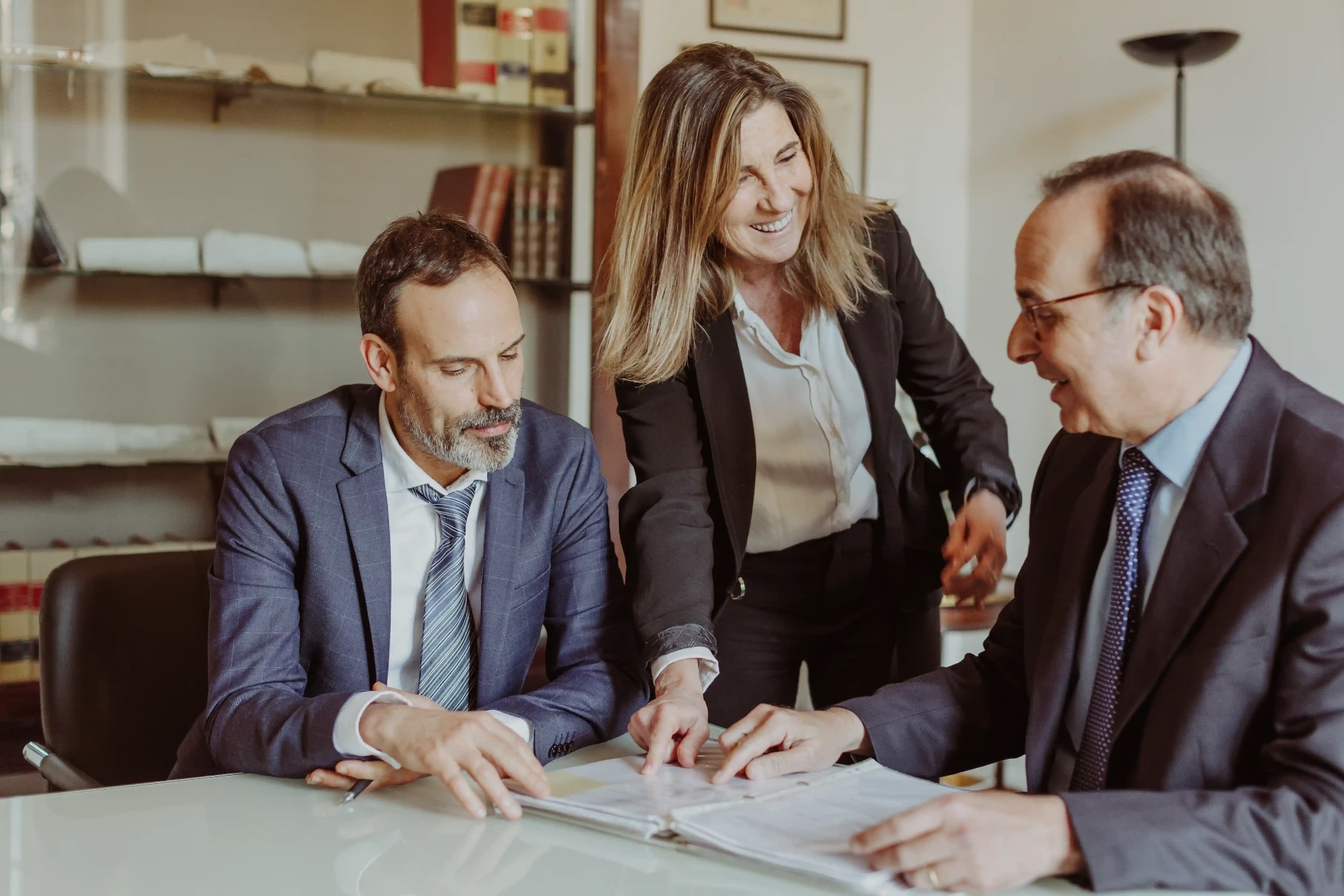 Fotografía corporativa en Barcelona: reunión de equipo de despacho profesional revisando documentos