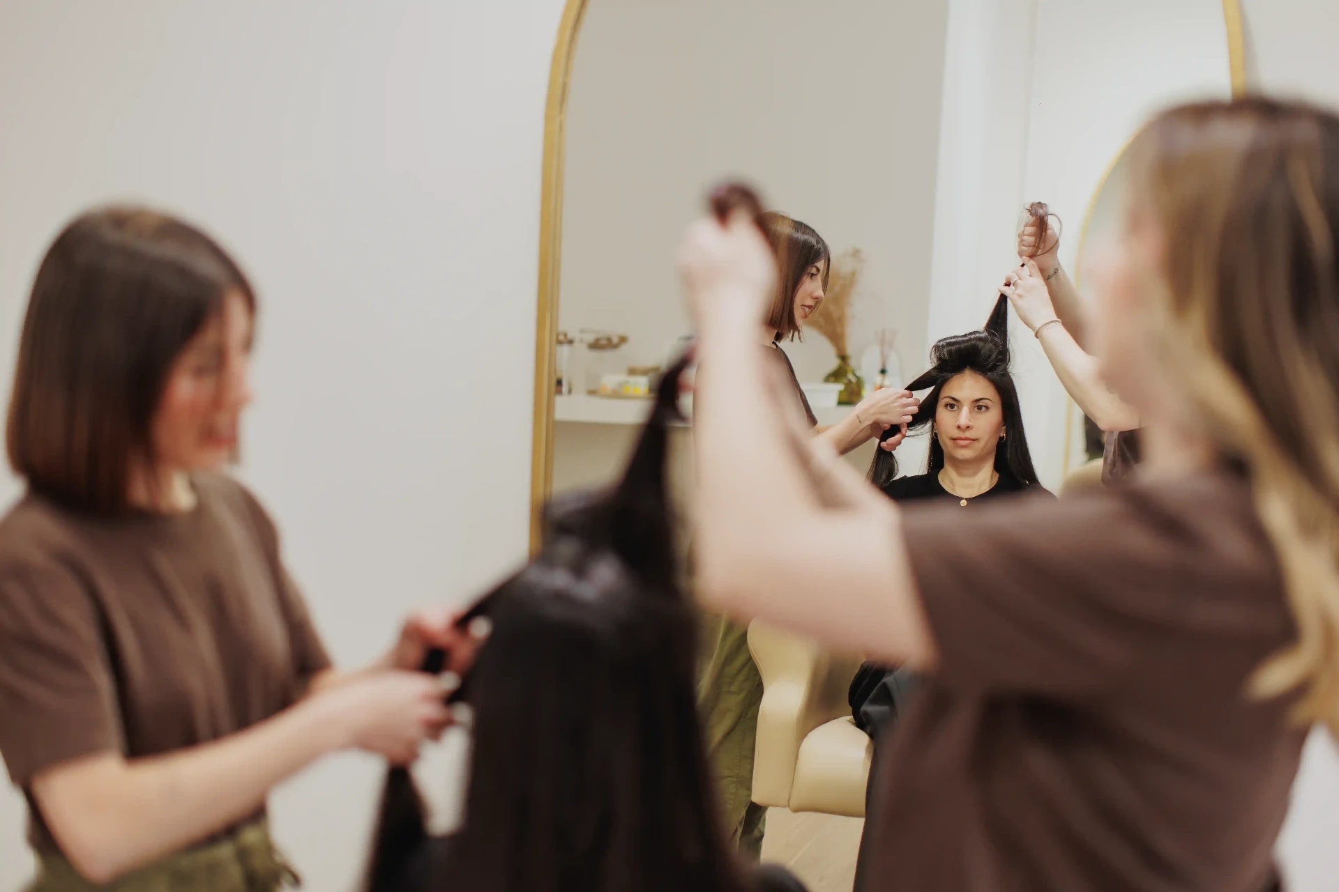 Retrato de equipo en Barcelona: fotografía corporativa de peluquería trabajando en el salón