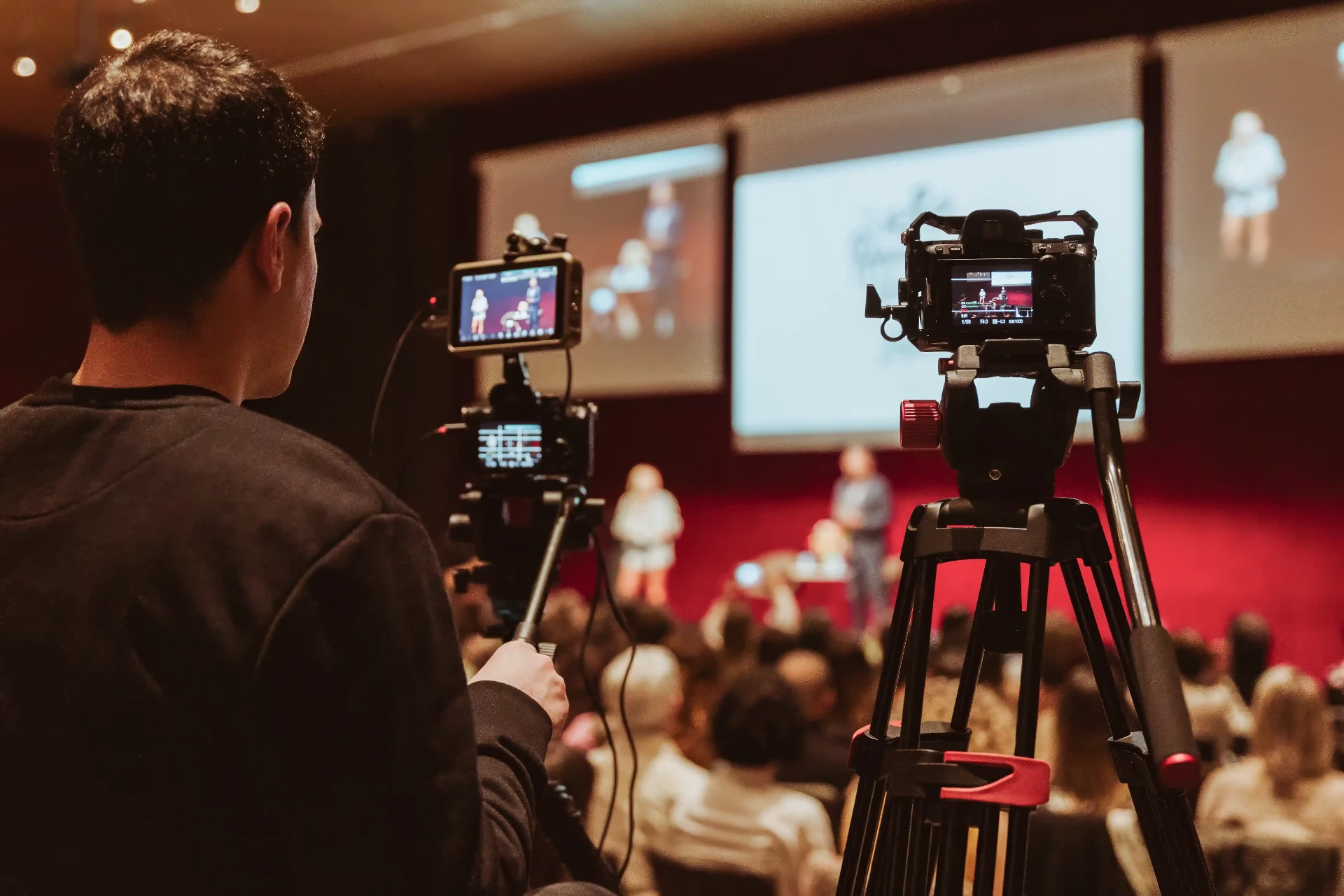 Vídeo corporativo Barcelona: equipo coordinado de fotografía y vídeo en evento de empresa