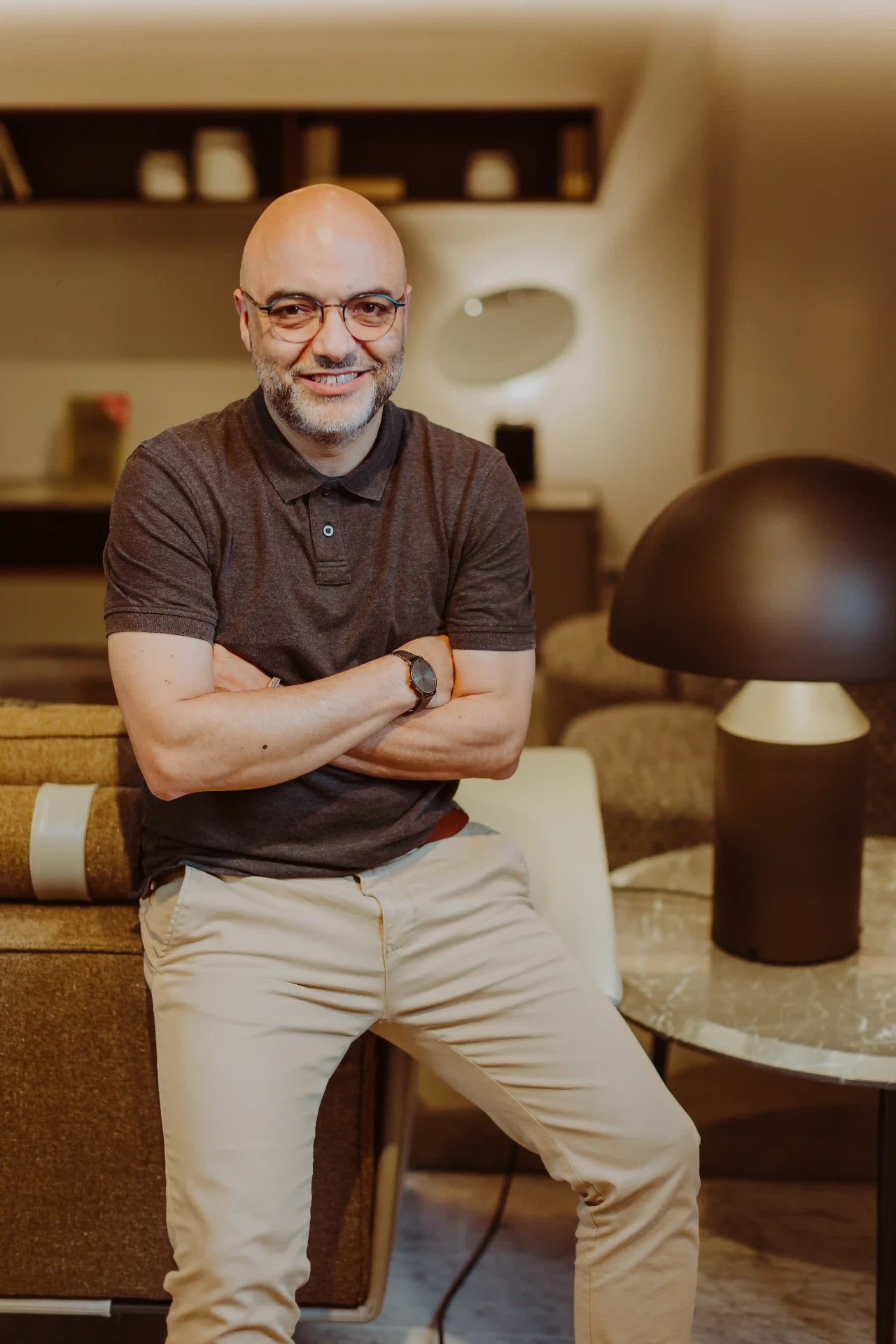 Fotos profesionales para LinkedIn en Barcelona: retrato corporativo en showroom