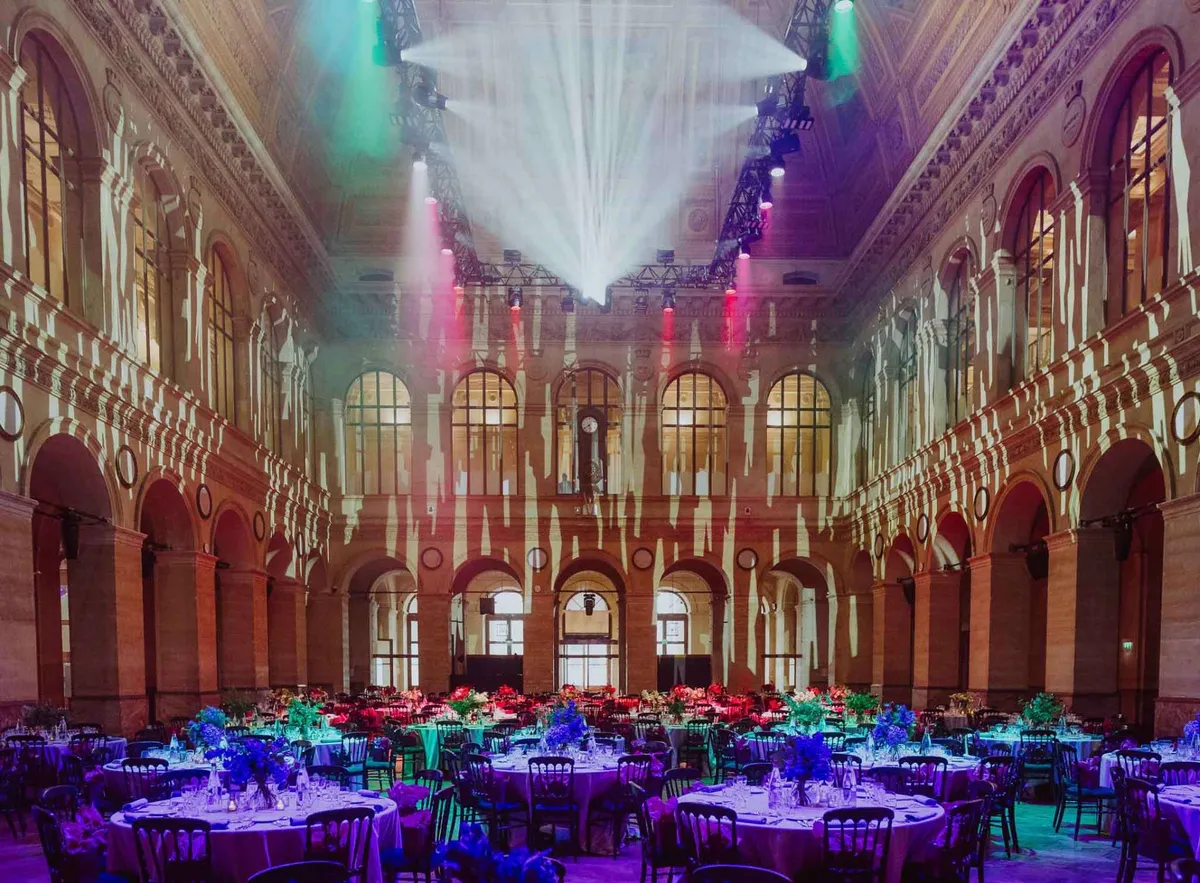 Evento premium con decoración espectacular en París. ©Piña Colada