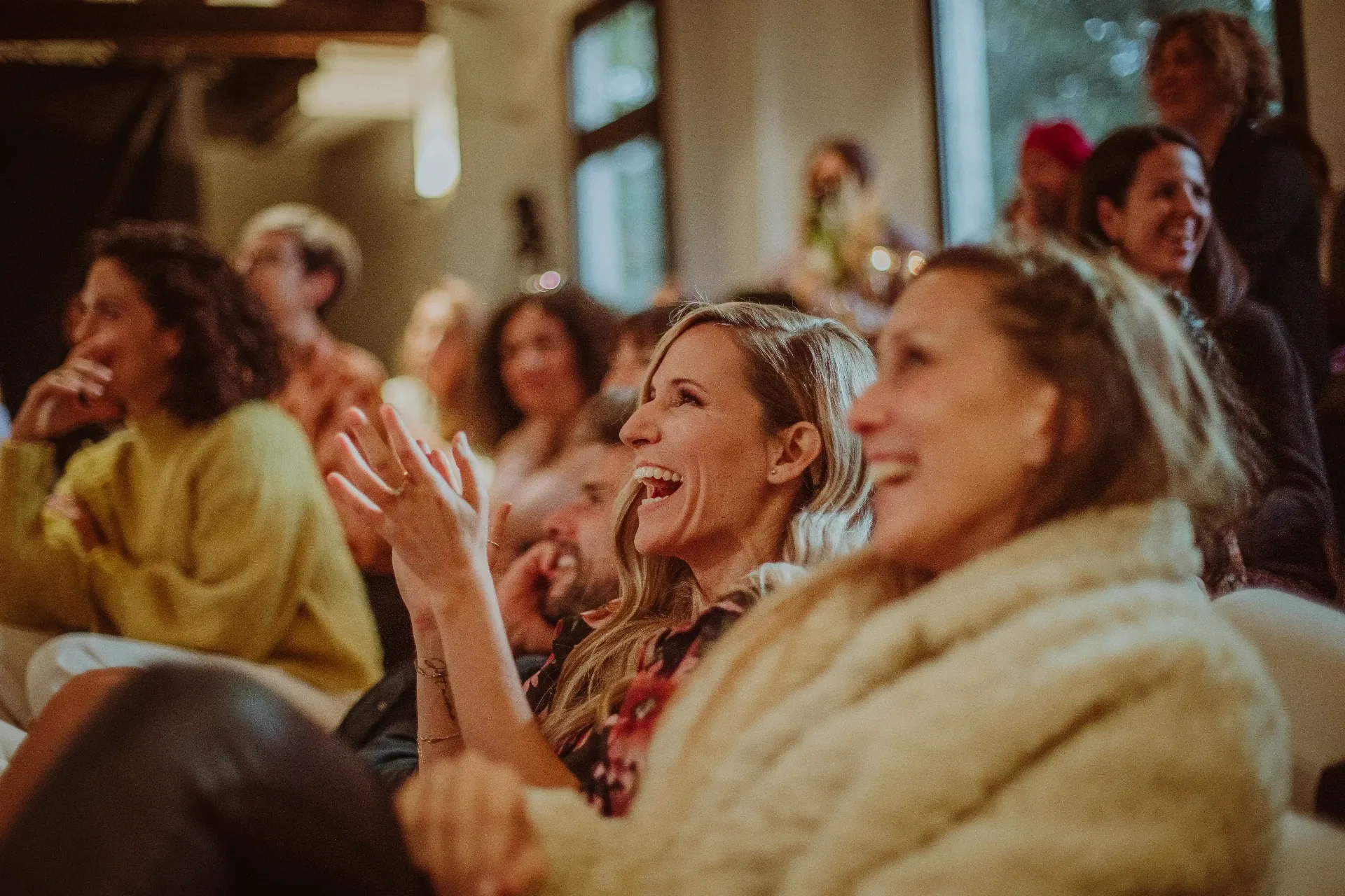 Fotografía de eventos corporativos en Barcelona — público emocionado durante un evento de marca
