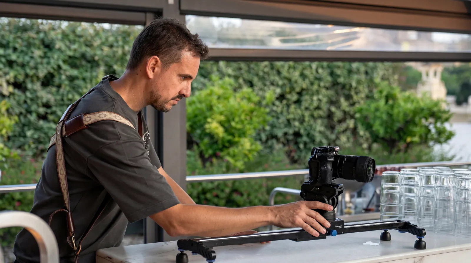Producción audiovisual para agencias de eventos en Barcelona: cámara sobre slider durante un rodaje